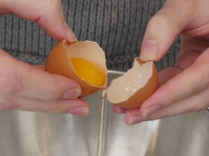 Eigelb und Eiklar trennen für Mousse au chocolat