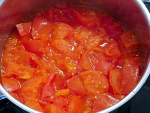 Eingekochte Tomaten kurz vor dem pürieren und passieren