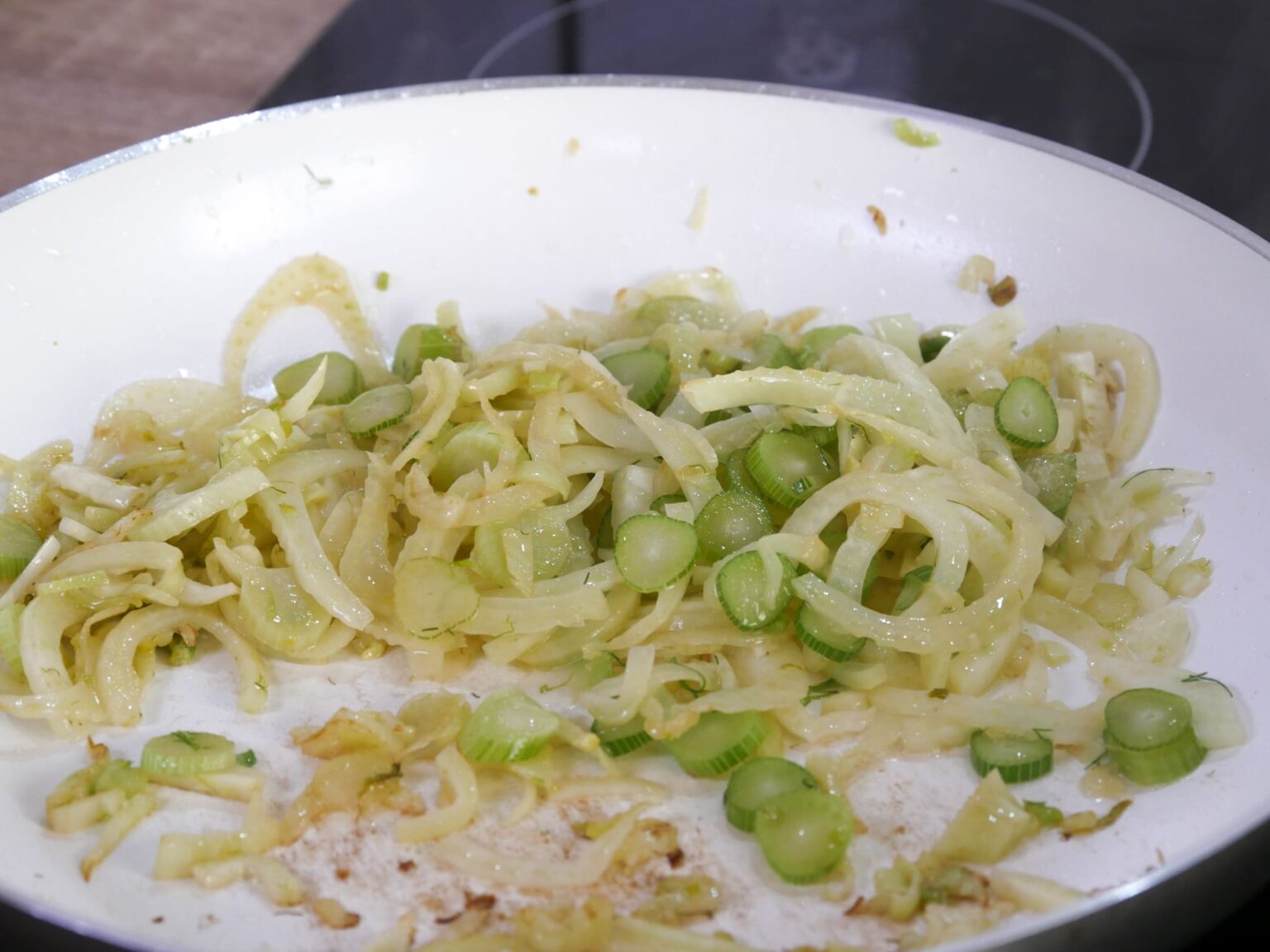 Fenchel in der Pfanne anbraten