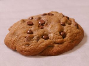 Fertiger americanischer Cookie mit extra Schokolade dekorieren
