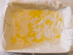 Filo Teig für Galaktoboureko mit Butter beträufeln