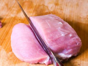 Fleisch im Schmettlingsschnitt für Schnitzel schneiden
