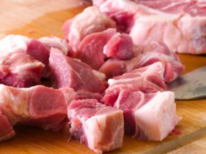 Fleischstücke aus Schweinenacken für Schaschlik Spieße