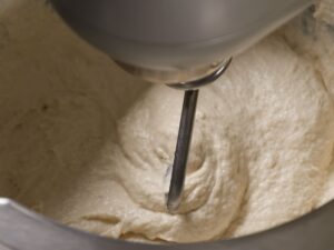 Focaccia Teig mit Mehl anrühren