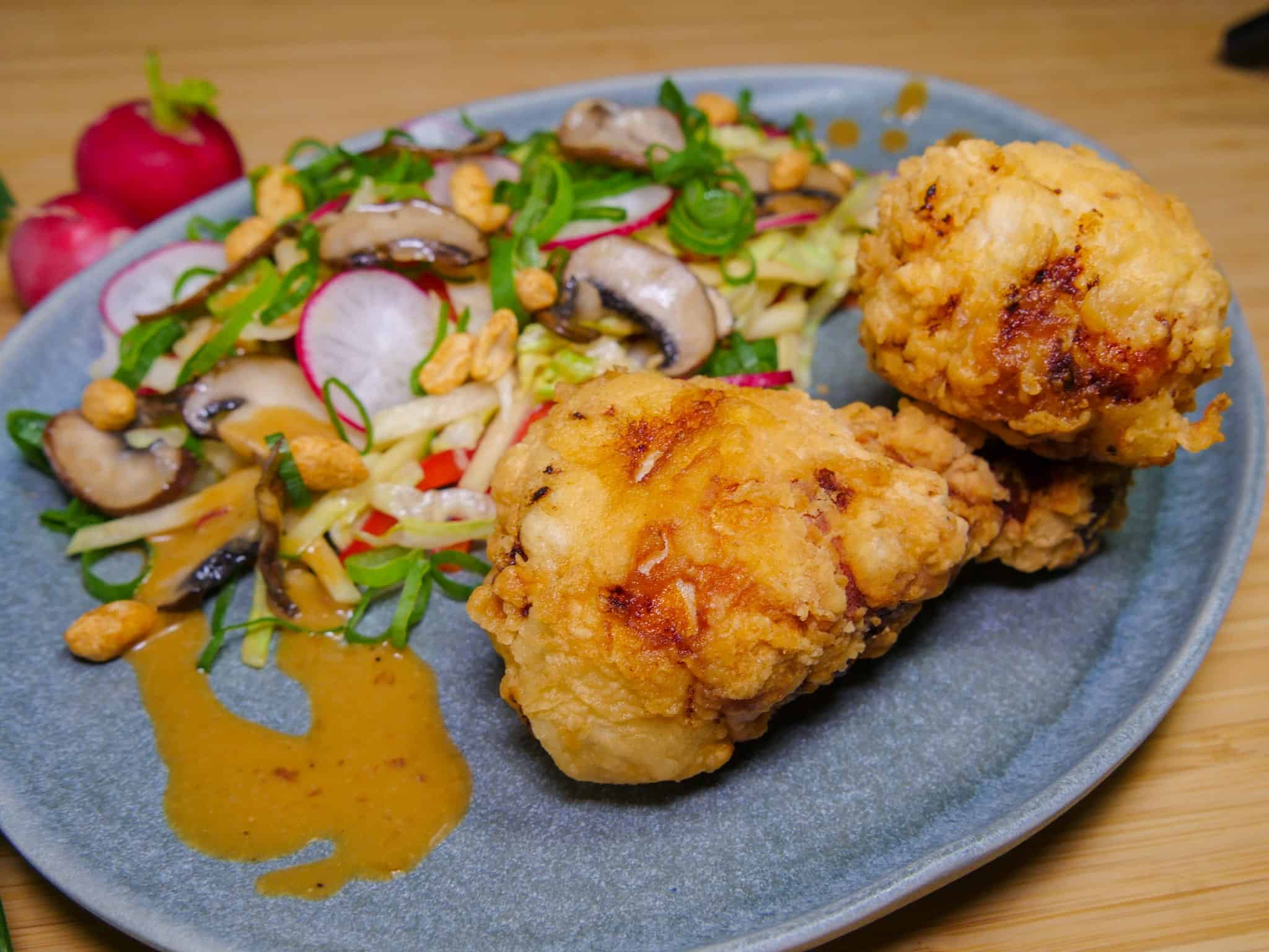 Fried Chicken mit Salat in asiatischem Dressing