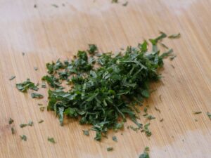 Frische Minze fein hacken für Salat