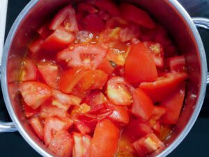 Frische Tomaten einkochen lassen für das Passieren