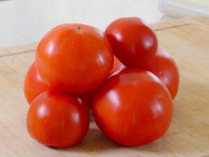 Frische Tomaten waschen für Tomatensauce