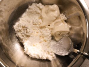 Frischkäse und Quark zu einer leckeren Füllung mischen für Ofenkartoffel