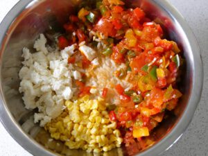Füllung für Paprika mit Gemüse und Reis in einer Schüssel