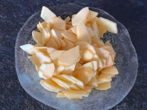 Geachtelten Apfel in Scheiben schneiden für Matjessalat