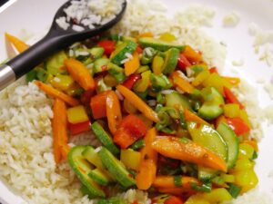 Gemüse zum gebratenen Reis geben