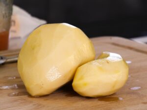Geschälte Kartoffeln für Zucchini Auflauf