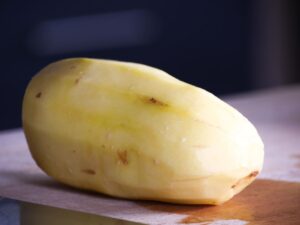 Geschälte rohe Karoffel fuer Pommes
