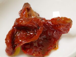 Getrocknete Tomaten mit Öl für gegrillte Hähnchenbrust