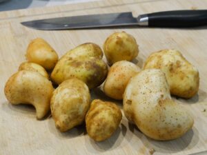 Gewaschene Kartoffeln abrubbeln für Risoleekartoffeln