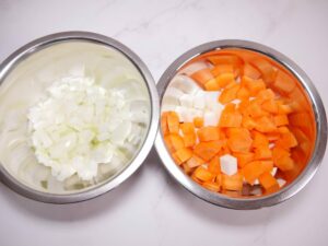 Gleichmäßige Karotten Zwiebel und Sellerie Wuerfel