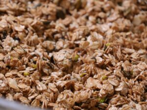 Granola auf Backblech verteilen