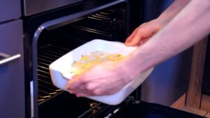 Gratin aus den rohen Kartofflen das erste mal in den Ofen stellen