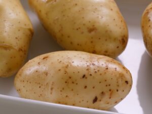 Große Ofenkartoffeln in Auflaufform legen zum Backen