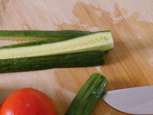 Gurke für griechischen Salat in Würfel schneiden