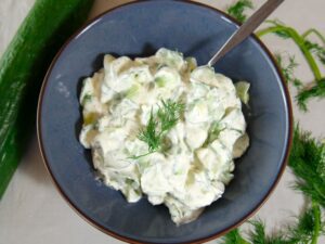 Gurkensalat Rezept mit Schmand und Dill