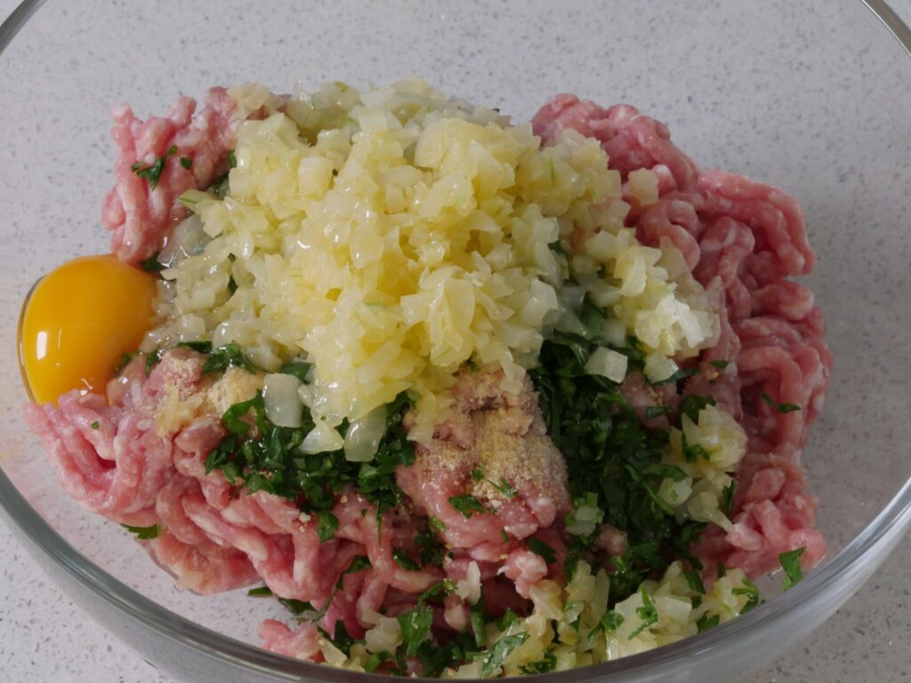 Köttbullar - Hackfleischbällchen in cremiger Soße - Mehr Genuss
