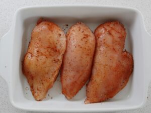 Hähnchen mit Paprika und anderen Gewürzen würzen