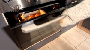 Haehnchenbrust mit Kernthermometer in den Ofen schieben