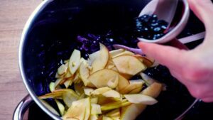 Heidelbeerkonfitüre und Äpfel zum Rotkohl geben