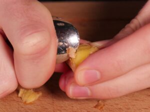 Ingwer für Dip Süßkartoffel Wedges schälen