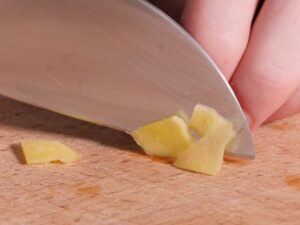 Ingwer hacken für Jogurt-Mayo Dip