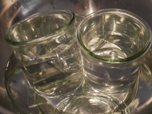 Joghurt Gläser mit kochendem Wasser desinfizieren