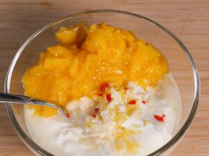 Jogurt Dip mit Mango vermengen