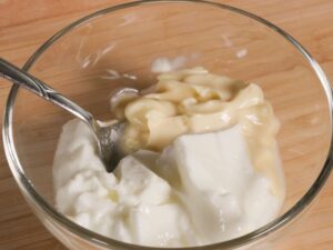 Jogurt mit Mayo für Süßkartoffel Wedges Dip mischen