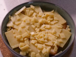 Käse auf die französische Zwiebelsuppe geben und in den Ofen stellen