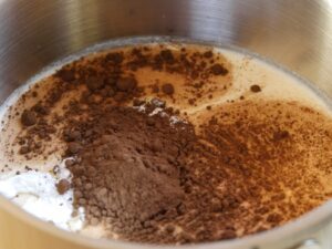 Kakaopulver zur Milch geben