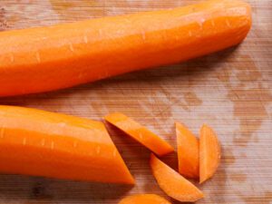 Karotte für das glasieren leicht schräg schneiden