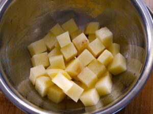 Kartoffel in 1 cm Würfel schneiden