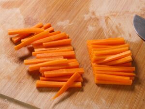 Karotte in Stifte schneiden für Reisnudelpfanne mit Gemüse