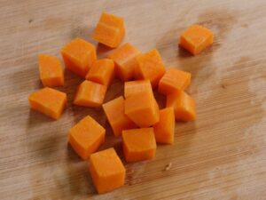 Karotte in gleichmäßige Würfel schneiden für Erbsensuppe