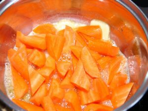 Karotten im Topf