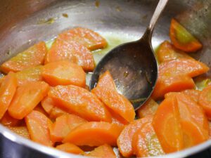 Karotten in Topf schwenken und die Gemüsebrühe verkochen lassen