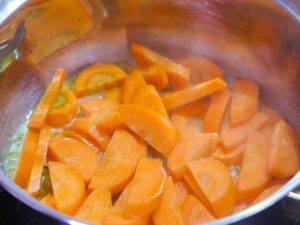Karotten mit Gemuesebruehe auffuellen