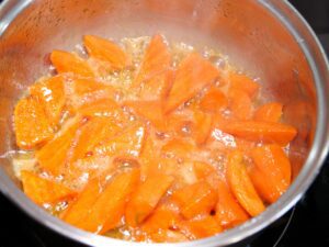 Karotten werden karamellisiert