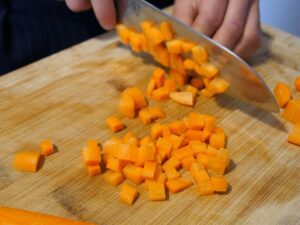 Karotten würfeln