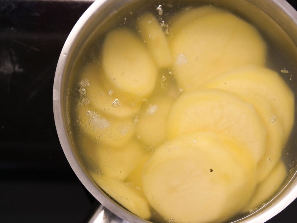 Kartoffel Scheiben für Zucchini Auflauf vorkochen