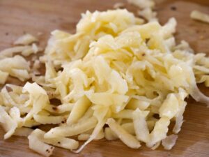 Kartoffel raspeln für Zucchini Creme-Suppe