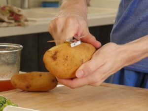 Kartoffeln für Auflauf schälen