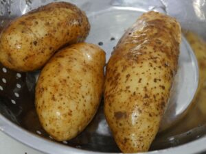 Kartoffeln für Pellkartoffeln waschen
